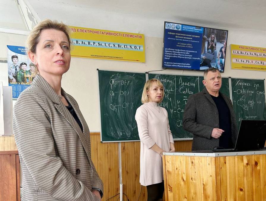 Завідувач кафедри ТОМФВ Володимир Намучук знайомить школярів з особливостями вступу 2025 року.jpg